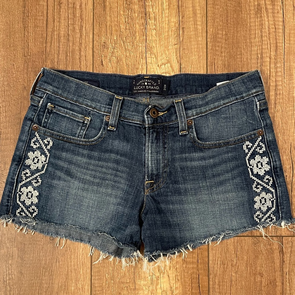 2/26 🍀 LUCKY BRAND Embroidered Jean Shorts!
